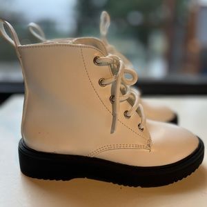 🦩 NEW - Tucker + Tate White Boots - Size 9 - Toddler 🦩